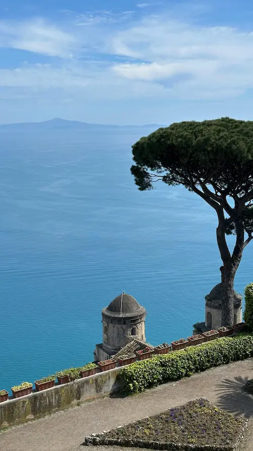 Colline toscane con cipressi, vigneti e luce dorata