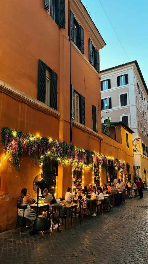 Canale di Venezia con ponte, palazzi storici e gondola