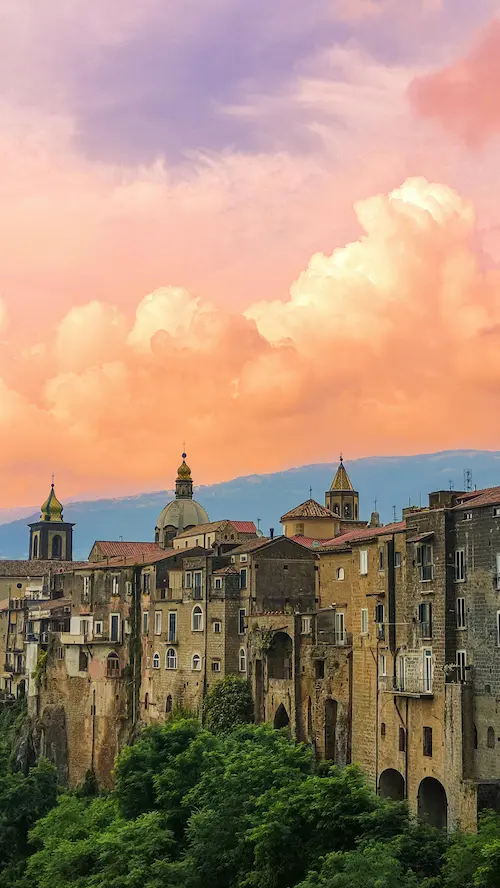 Sentiero panoramico nelle Dolomiti con cime chiare e prati verdi