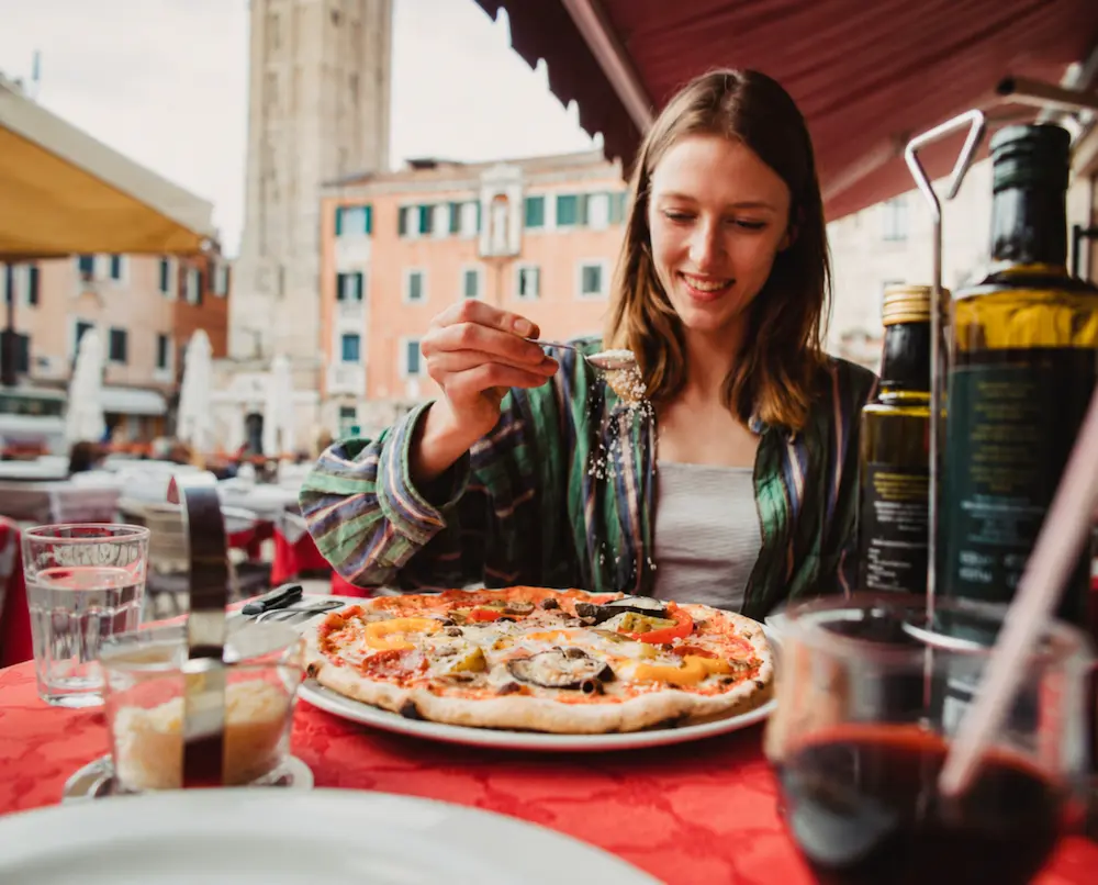 Viaggiatori osservano un panorama italiano da una terrazza panoramica